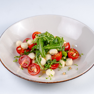 Салат "с томатом и Моцареллой"